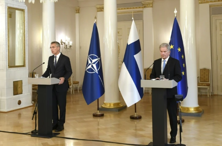 Le secrétaire général de l'Otan Jens Stoltenberg (G) et le président finlandais Sauli Niinistö lors d'une conférence de presse commune le 25 octobre 2021 à Helsinki