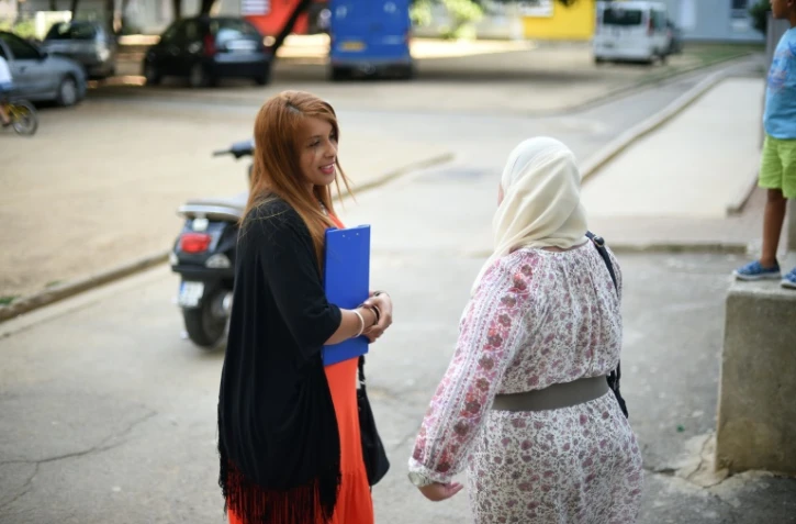 Fatiha (g) et une membre du collectif des parents du quartier du Petit-Bard/Pergola à Montpellier se rencontrent dans les rues de la ville le 30 août 2016