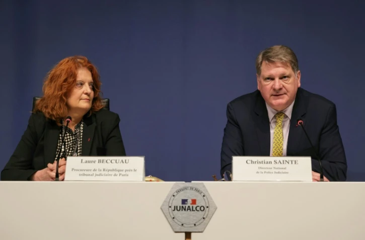 La procureure de Paris  Laure Beccuau (g) et le chef de la police judiciaire française Christian Sainte lors d'une conférence de presse à Paris, le 7 mars 2025
