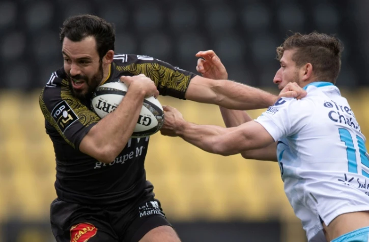 Le centre de La Rochelle Geoffrey Doumayrou (g) à la lutte avec l'ailier de Montpellier Vincent Rattez, le 27 décembre 2020 à La Rochelle