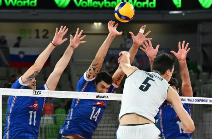 L'Italien Alessandro Michieletto smashe devant les Français Antoine Brizard, Nicolas Le Goff et Yacine Louati en quart de finale du Mondial, le 7 septembre 2022 à Ljubljana