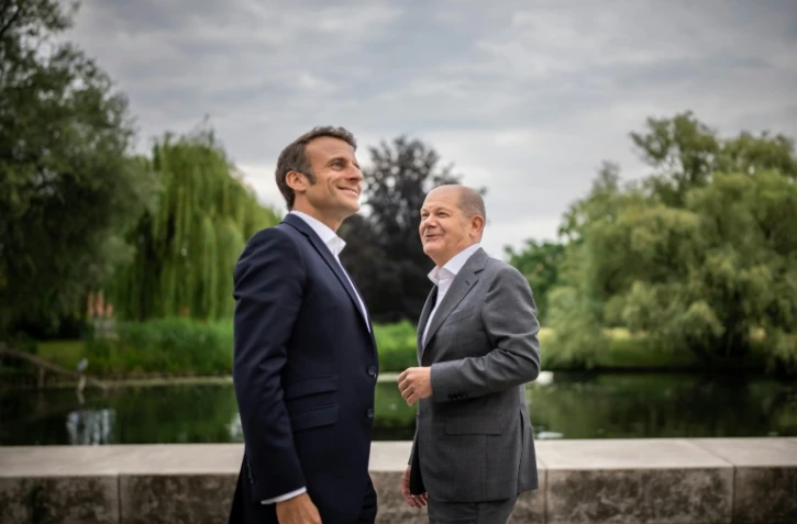 Le chancelier allemand Olaf Scholz (droite) et le président français Emmanuel Macron le 6 juin 2023 à Potsdam, en Allemagne