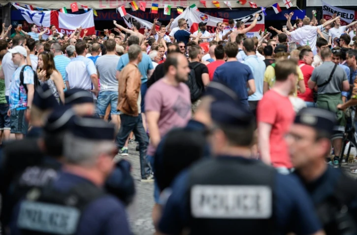 Des supporteurs anglais dans les rues de Marseille surveillés par la police avant le match de l'Euro face à la Russie, le 11 juin 2016