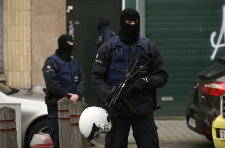 Des policiers lors d'une opération dans le quartier de Molenbeek à Bruxelles le 16 novembre 2015