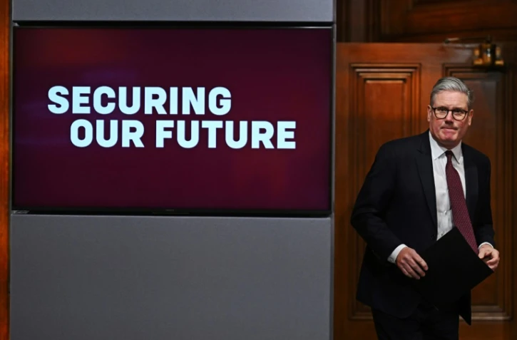 Le Premier ministre britannique Keir Starmer s'apprête à tenir une conférence de presse à Downing Street à l'issue d'un sommet virtuel des alliés de l'Ukraine, le 15 mars 2025
