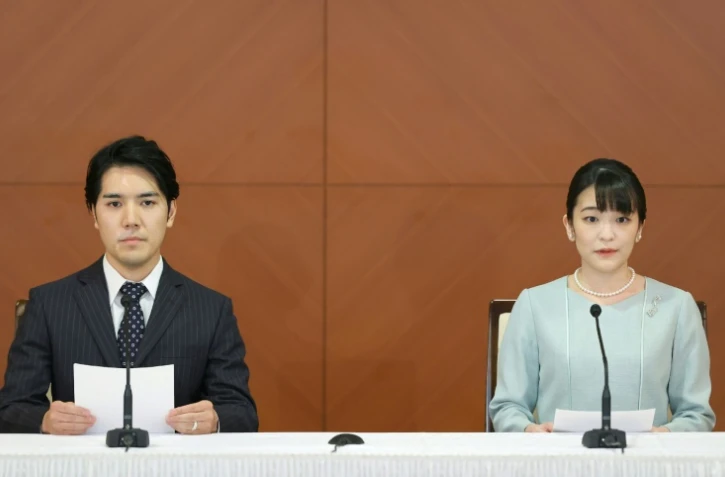 La princesse japonaise Mako (d) et son fiancé Kei Komuro (g), lors d'une conférence de presse au Grand Arc Hotel pour annoncer leur mariage, le 26 octobre 2021 à Tokyo