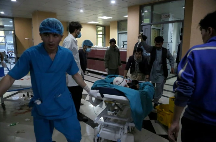 Un blessé est transporté à l'hôpital après un attentat à la bombe près d'une école pour fille, le 8 mai 2021 à Kaboul, en Afghanistan
