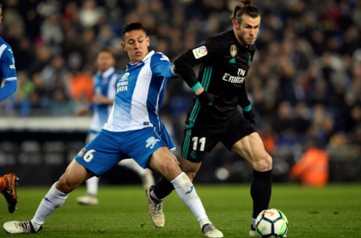 L'attaquant de l'Espanyol Oscar Duarte (G) et celui du Real Gareth Bale le 27 février 2018