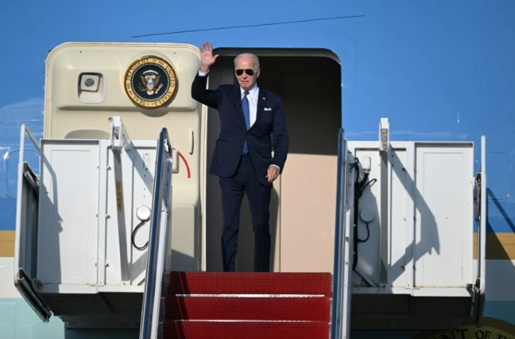 Le président américain Joe Biden salue à son arrivée à Vilnius pour le sommet de l'Otan le 10 juillet 2023