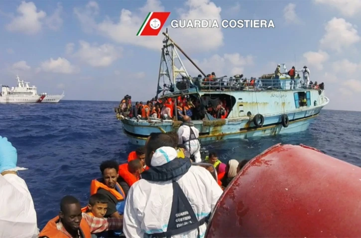 Capture d'écran montrant le sauvetage en mer de migrants par les gardes-côtes italiens, le 30 août 2016