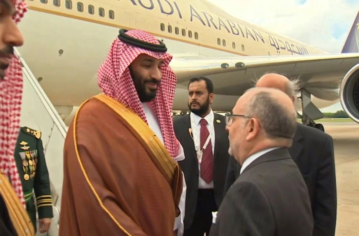 Le prince héritier d'Arabie Saoudite Mohammed ben Salmane est accueilli par le ministre des Affaires Etrangères argentin Jorge Marcela Faurie, à Buenos Aires, le 287 novembre 2018 (capture d'écran d'une vidéo publiée par les autorités saoudiennes)