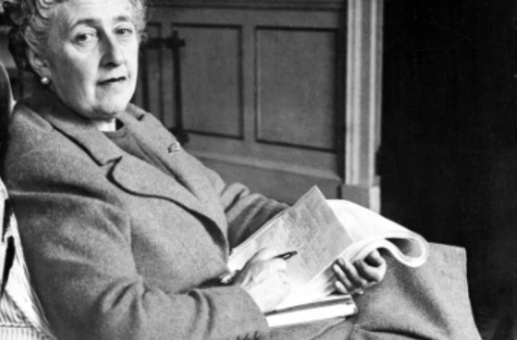 Agatha Christie pose chez elle, dans le Devonshire, en 1946