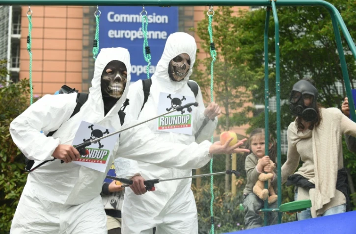 Des membres de l'association écologiste Avaaz à Bruxelles le 18 mai 2016