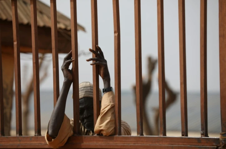 Un parent d'élève attend devant l'école secondaire de Kankara, au Nigeria, le 16 décembre 2020