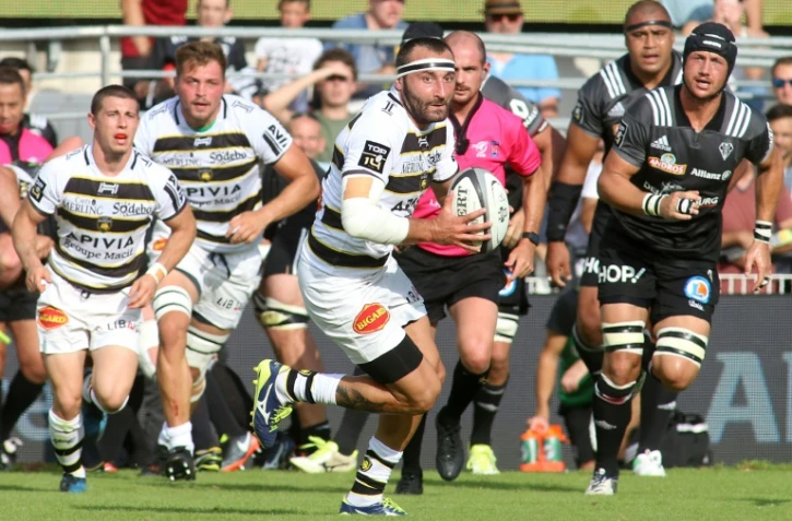 Le demi de mêlée rochelais Jérémy Sinzelle, en route pour un essai à Brive, le 26 août 2017