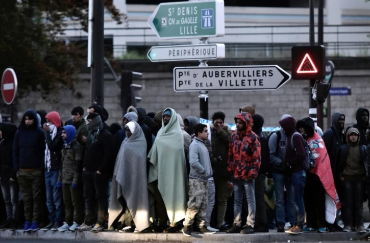Des migrants durant l'évacuation le 9 mai 2017 du campement illicite installé Porte de la Chapelle à Paris