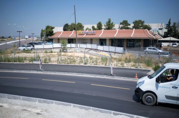 "Le quartier, sans le McDo, ce sera le désert. Quand on veut se donner un rendez-vous, c'est ici. Il n'y a rien d'autre..." témoigne une cliente du fast-food