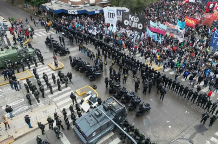 Vue aérienne des manifestants argentins bloqués par les forces de l'ordre sur le chemin vers la résidence présidentielle d'Olivos, en banlieue de Buenos Aires, le 7 mai 2024