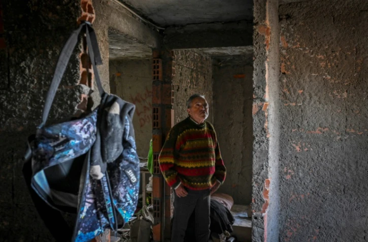 Antonio Lemos, aide-cuisinier à la retraite, dans une maison abandonnée où il vit, dans le quartier de Belem, à Lisbonne, le 17 avril 2025 au Portugal