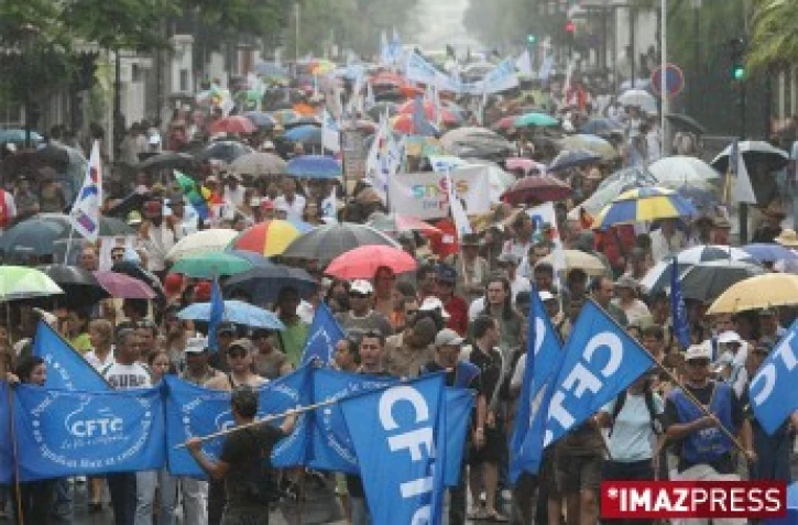 Mercredi  15 octobre 2008
A l'appel de l'intersyndicale de la fonction publique environ 2 000 personnes ont manifesté dans les rues de Saint-Denis ce mercredi matin