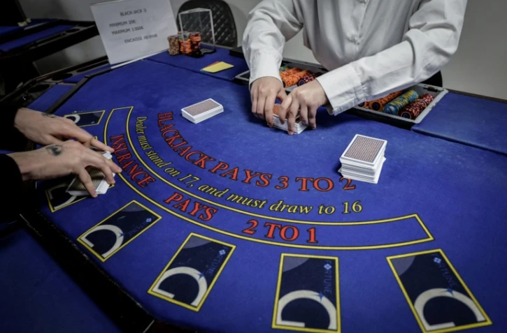 Des apprentis croupiers lors d'une session d'entraînement à l'école "All'In Casino Experts" à Saint-Cloud, le 26 mars 2026