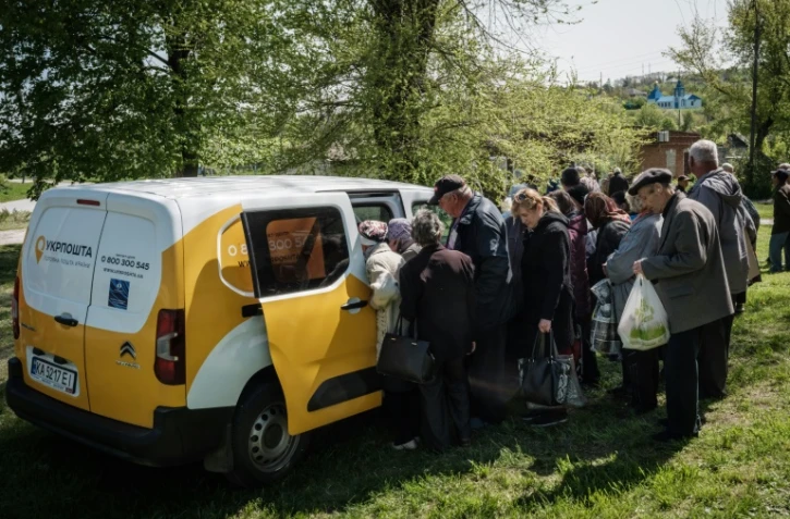 Des retraités ukrainiens reçoivent leur pension sur la ligne de front à Mayaky (est de l'Ukraine), le 6 mai 2022