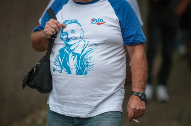 Un participant portant un tee-shirt à l'effigie d'Ulrich Siegmund, principal candidat du parti d'extrême droite AfD aux élections régionales de Saxe-Anhalt, arrive à un meeting électoral à Haldensleben (est de l'Allemagne), le 1er septembre 2026