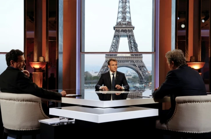 Le président français Emmanuel Macron (C) avant un entretien à la télévision avec les journalistes de RMC-BFM Jean-Jacques Bourdin (D) et Mediapart, Edwy Plenel (G), dans le palais de Chaillot à Paris le 15 avril 2018