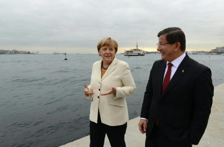 La chancelière allemande Angela Merkel (g) et le Premier ministre turc Ahmet Davutoglu, le 18 octobre 2015 à Istanbul