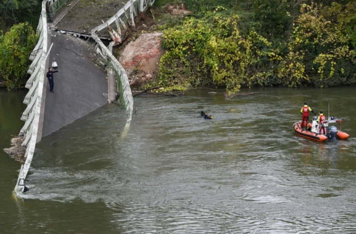 Les secouristes en action après l'effondrement d'un pont à Mirepoix-sur-Tarn, près de Toulouse, le 18 novembre 2019