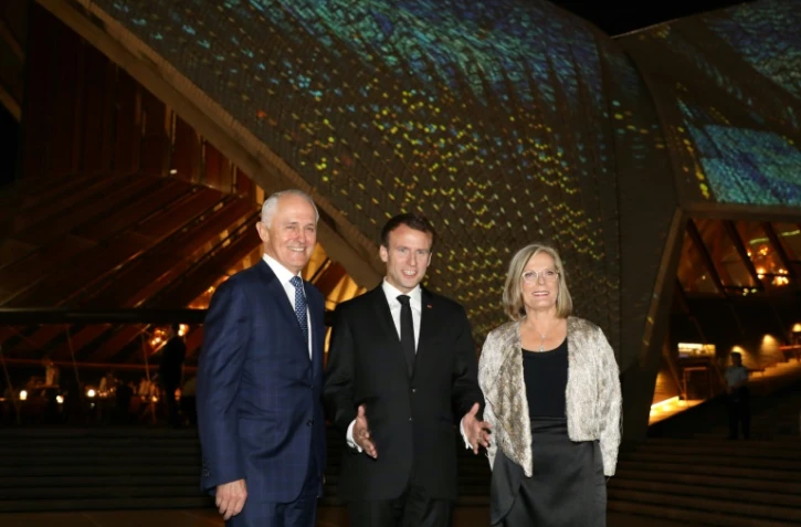 Le président français Emmanuel Macron avec le Premier ministre australien Malcolm Turnbull et son épouse Lucy Turnbull devant l'opéra de Sydney, le 1er mai 2018