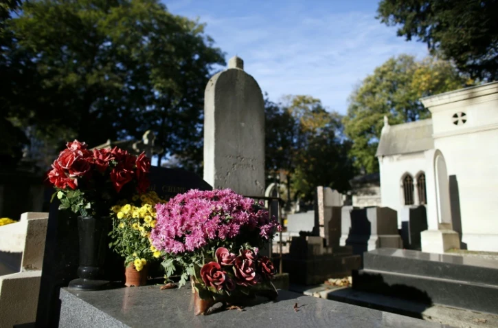 Romain Banliat est allé fleurir le cimetière de son village, Plerguer en Île-et-Vilaine, avec un camion chargé de 400 à 500 compositions florales de saison, "des primevères, des jacinthes, des jonquilles"