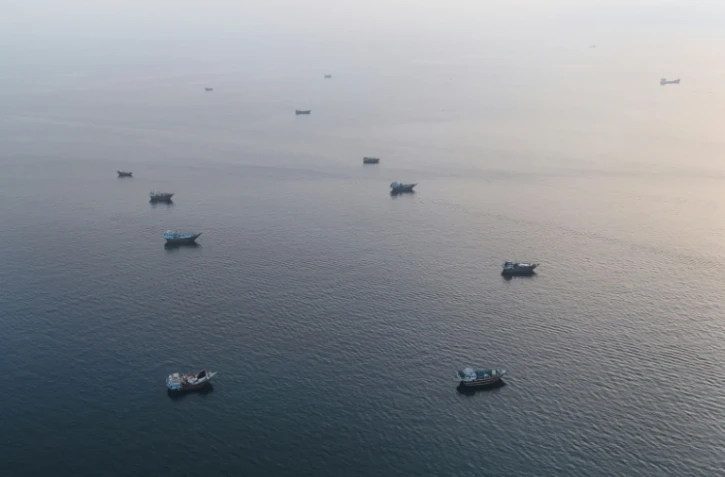 Des bateaux ancrés près du détroit d'Ormuz, au large d'Oman, le 27 juin 2026