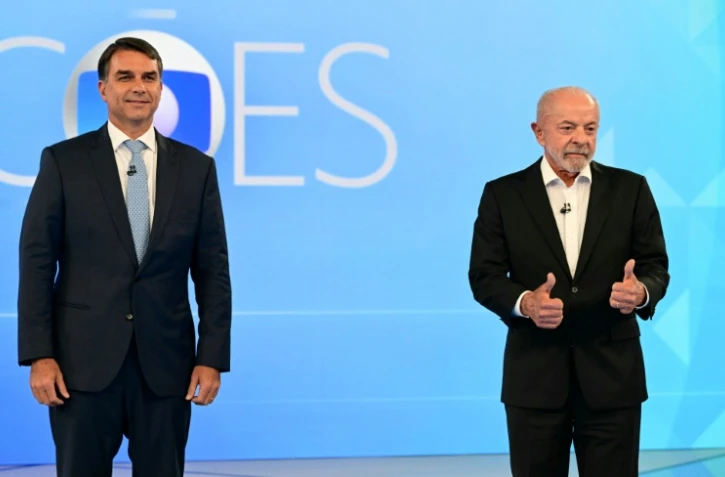 Les candidats à la présidence du Brésil, Flavio Bolsonaro (g.) et Luiz Inacio Lula da Silva, lors d’un débat présidentiel avant le second tour, le 23 octobre 2026 à Rio de Janeiro