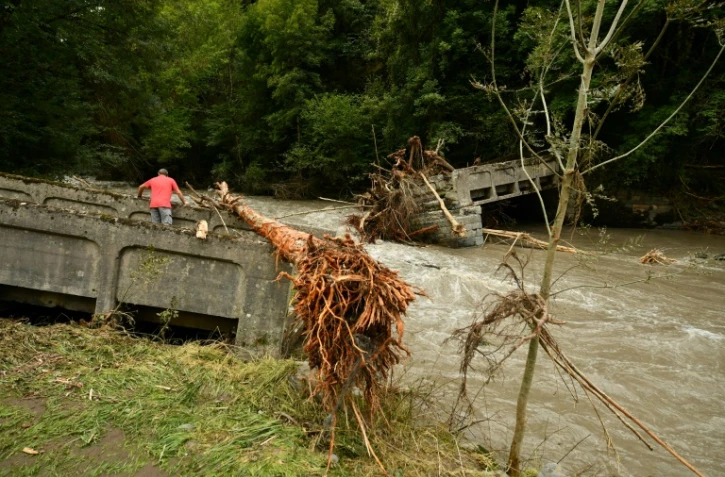 Un pont detruit sur la Gave d'Aspe à Cette-Eygun, dans les Pyrénées-Atlantiques, le 8 septembre 2024