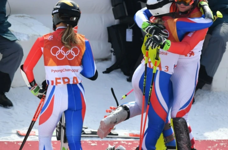 Alexis Pinturault serre Tessa Worley dans ses bras (d) lors de la défaite en ski alpin par équipes aux JO, le 24 février 2018 à Pyeongchang
