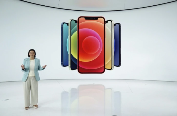 La vice-présidente du marketing des produits iPhone d'Apple, Kaiann Drance, dévoile le nouvel iPhone 12 à Cupertino, en Californie, le 13 octobre 2020
