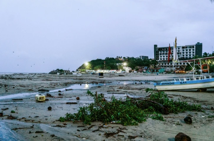 Des débris sur la plage après l'arrivée de l'ouragan John à Puerto Escondido, dans l'État d'Oaxaca, au Mexique, le 24 septembre 2024