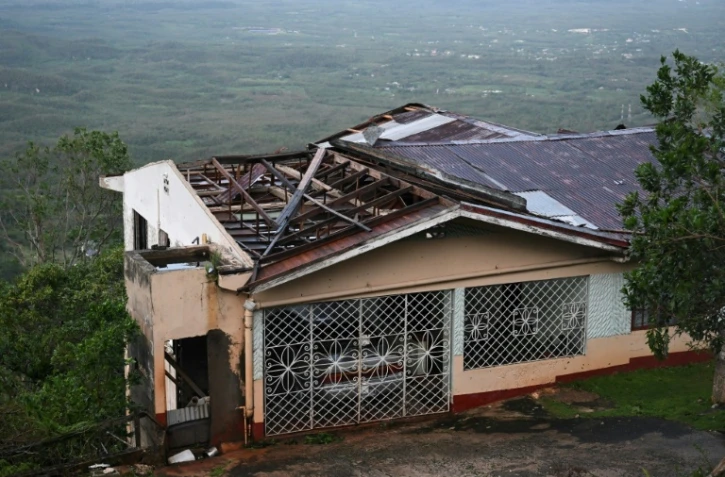 Une maison dont la toît a été endommagé à Mandeville, en Jamaïque, après le passage de l'ouragan Melissa, le 29 octobre 2025