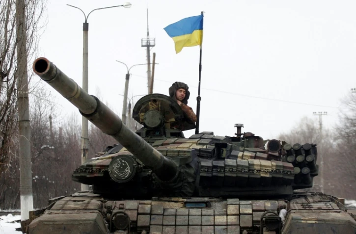 Char des forces armées ukrainiennes rejoignant sa position dans la région de Lugansk en Ukraine le 11 mars 2022