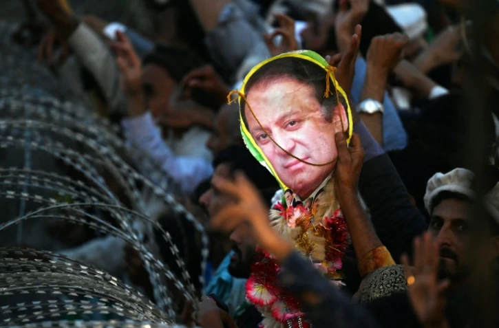 Un sympathisant de l'ex-Premier ministre pakistanais Nawaz Sharif de retour d'exil, le 21 octobre 2023 lors d'un meeting à Lahore 