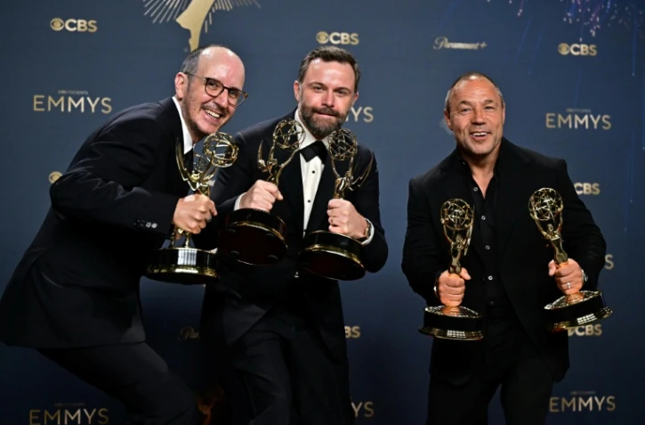 De gauche à droite: Jack Thorne, Philip Barantini et Stephen Graham brandissent les Emmy Awards décernés à la série "Adolescence", le 14 septembre 2025 à Los Angeles