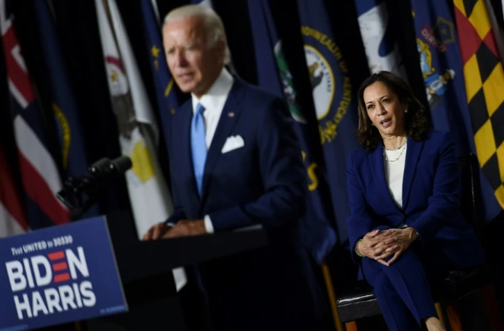 Kamala Harris écoute Joe Biden, candidat démocrate à la présidentielle américaine dont elle est la colistière, durant leur première conférence de presse commune à Wilmington (Delaware) le 12 août 2020