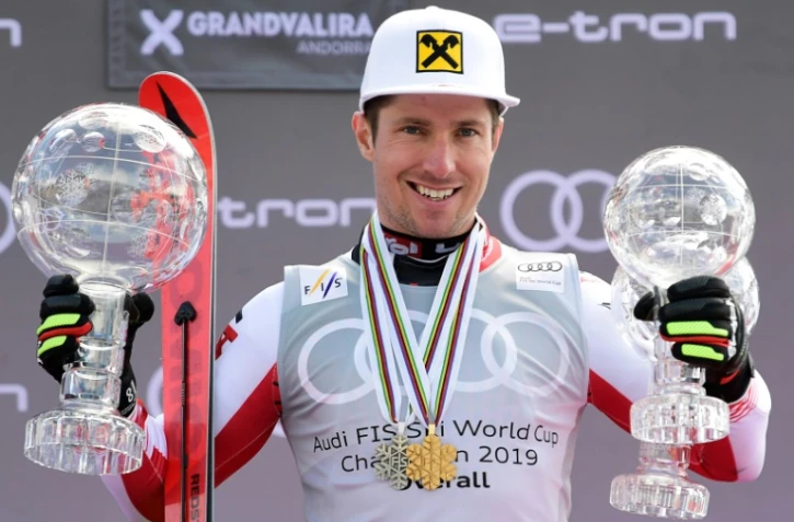 Le légendaire autrichien Marcel Hirscher brandit fièrement ses globes de cristal lors des finales de ski alpin de Soldeu, en Andorre, le 17 mars 2019