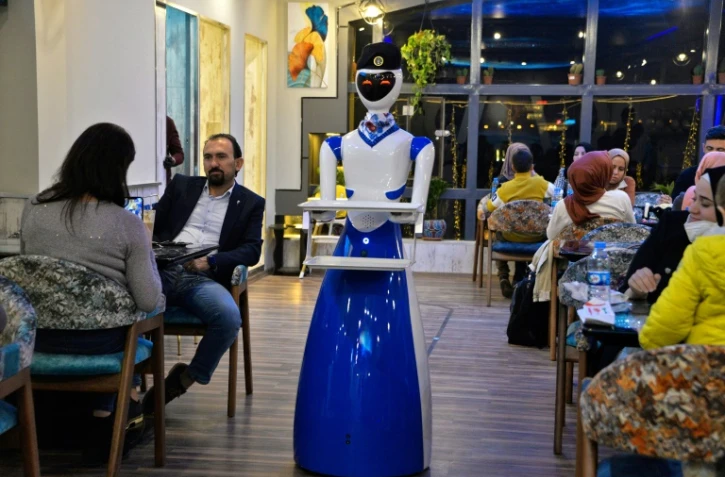 Un robot sert des clients dans le restaurant White Fox, Ă Mossoul, en Irak, le 17 novembre 2021