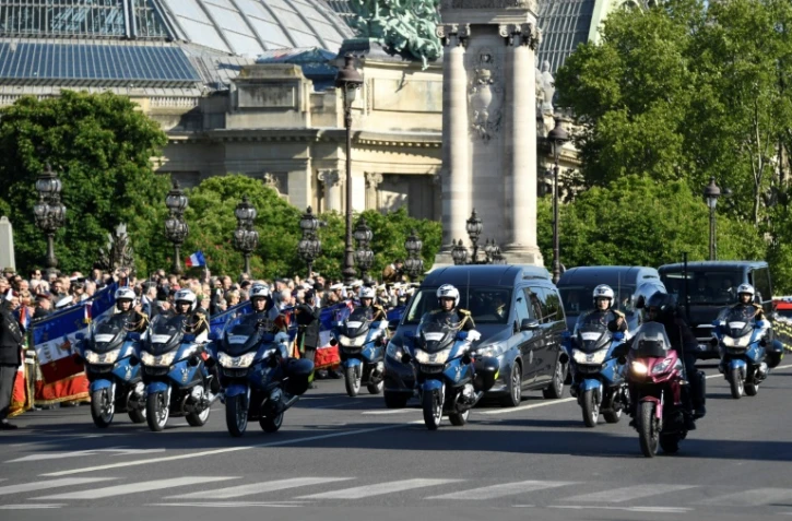Le convoi transportant les cercueils des deux soldats d'élite tués au Burkina Faso traverse le pont Alexander III, le 14 mai 2019, en direction des Invalides