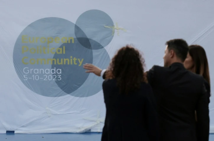 Photo d'une affiche annonçant le rassemblement des dirigeants européens à Grenade, prise le 4 octobre 2023