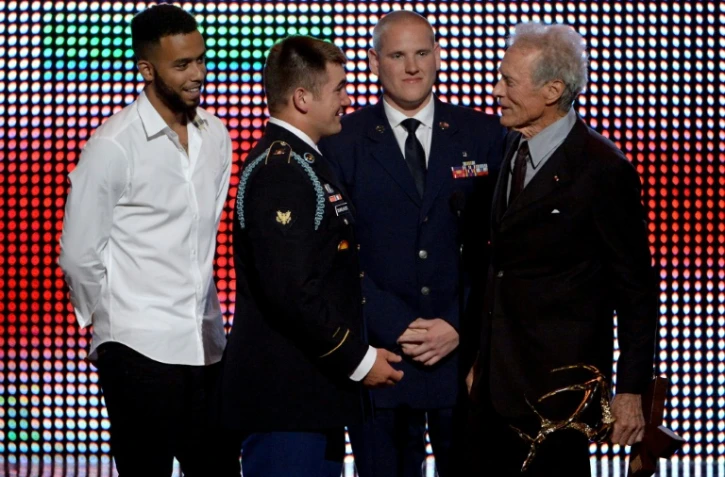 Anthony Sadler, Alek Skarlatos et Spencer Stone (de gauche à droite) se voient remettre le prix du héro par l'acteur-réalisateur Clint Eastwood, à Culver City, en Californie, le 4 juin 2016 