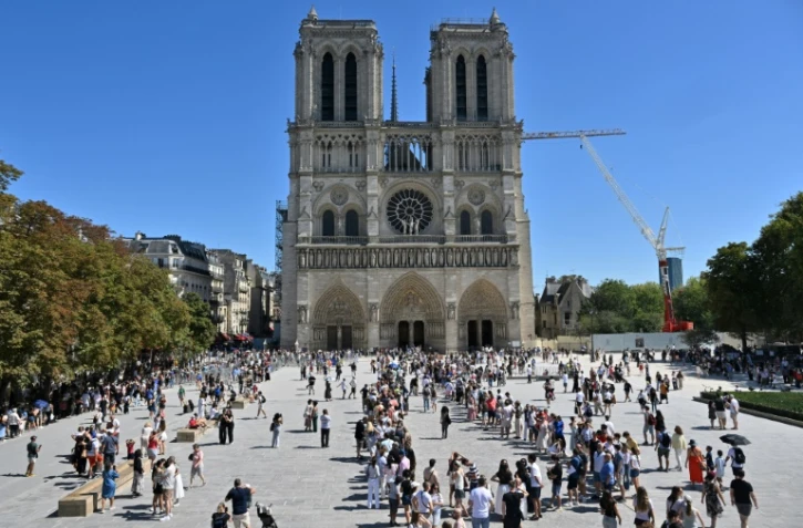 Des touristes font la queue pour visiter la cathédrale Notre-Dame de Paris le 17 août 2025