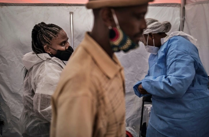 Une infirmière de MSF se prépare à réaliser un test Covid-19, à Johannesburg, le 14 mai 2020 